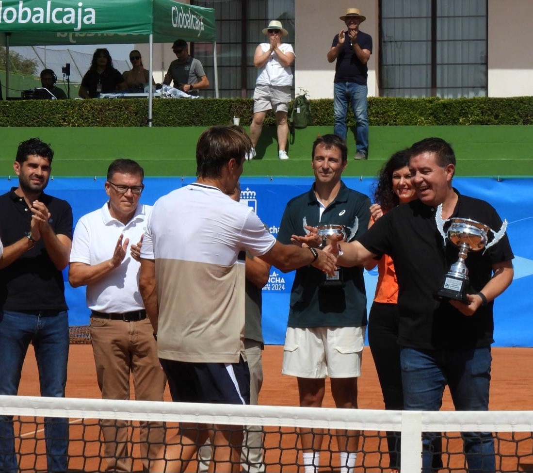 <strong>David Ferrer recibe de manos de Cabañero la III Copa Leyendas con lleno absoluto en el Club Tenis Albacete</strong>