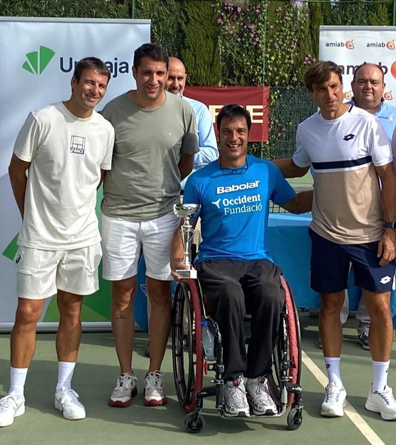 <strong>David Ferrer recibe de manos de Cabañero la III Copa Leyendas con lleno absoluto en el Club Tenis Albacete</strong>