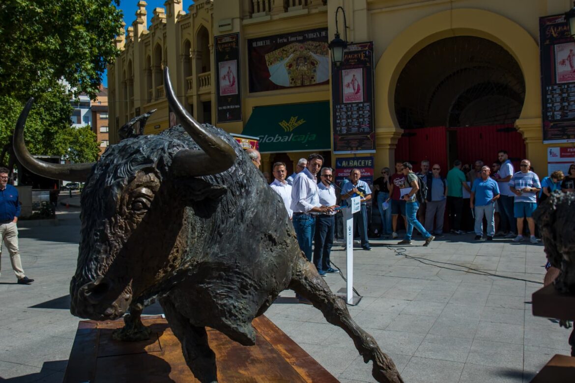 <strong>Inaugurada la escultura del toro bravo que presidirá la Feria de Albacete</strong>