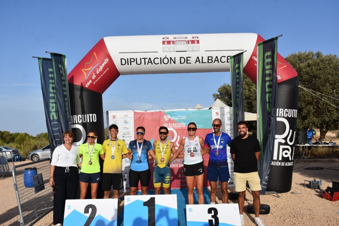 III Circuito Du-Tri Diputación | Óscar González y Ester Martínez vencen en el III Triatlón de Almansa 