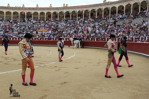 Feria taurina | Samuel Navalón abre la primera Puerta Grande de la feria y el acero se la cierra a Molina