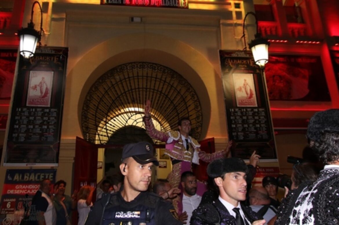 Feria taurina | Samuel Navalón abre la primera Puerta Grande de la feria y el acero se la cierra a Molina