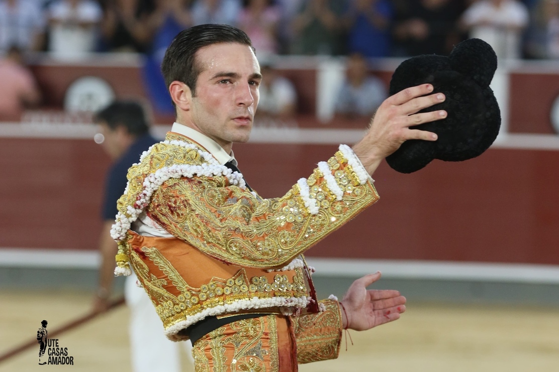 Feria taurina | Samuel Navalón abre la primera Puerta Grande de la feria y el acero se la cierra a Molina