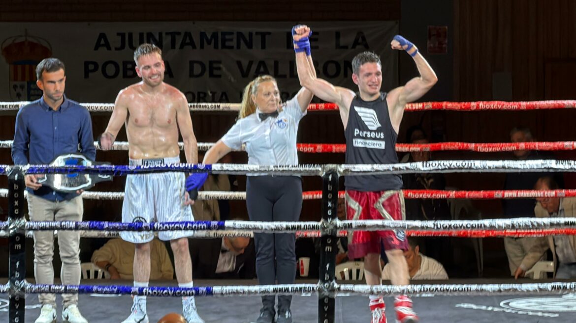 El boxeador del Fight Club Albacete, Alejandro Muñoz venció el pasado viernes en Valencia y se trajo el cinturón de campeón BAC del peso superligero. El boxeador del Fight Club Albacete, Alejandro Muñoz venció el pasado viernes en Valencia y se trajo el cinturón de campeón BAC del peso superligero.