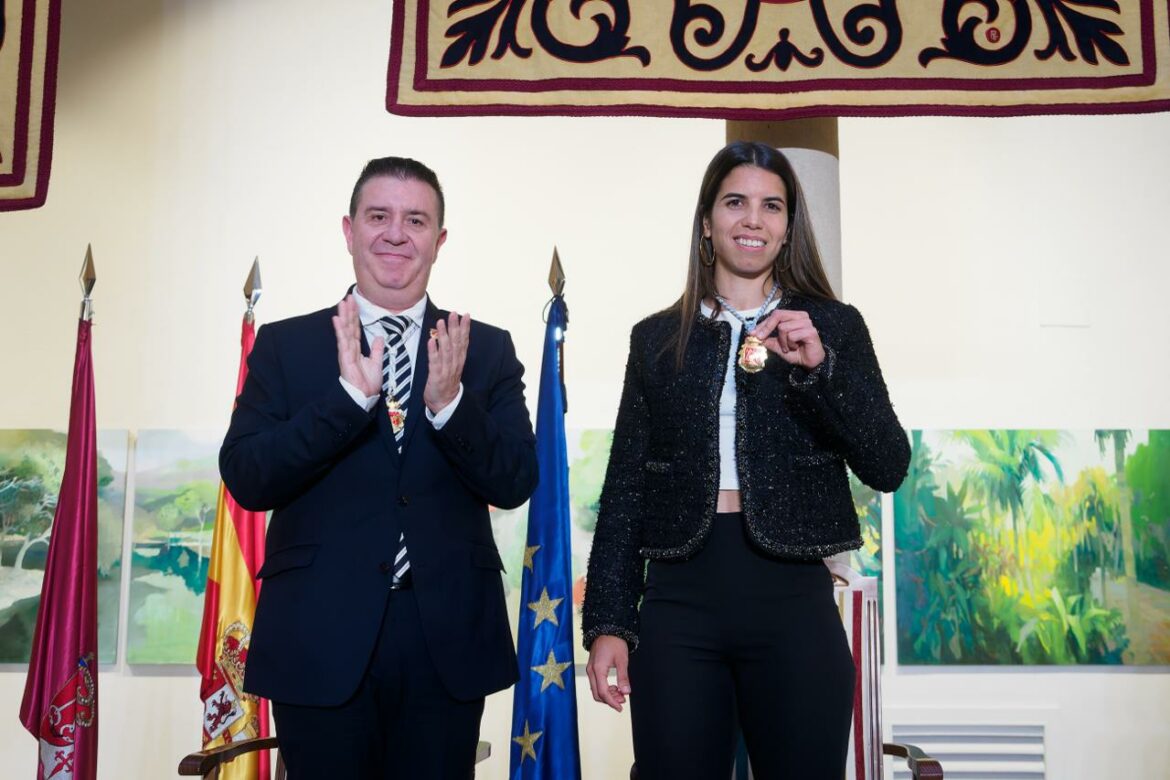 <strong>Alba Redondo se convierte en la primera mujer en recibir la Medalla de Oro, de Honor y Gratitud de la Provincia de Albacete</strong>