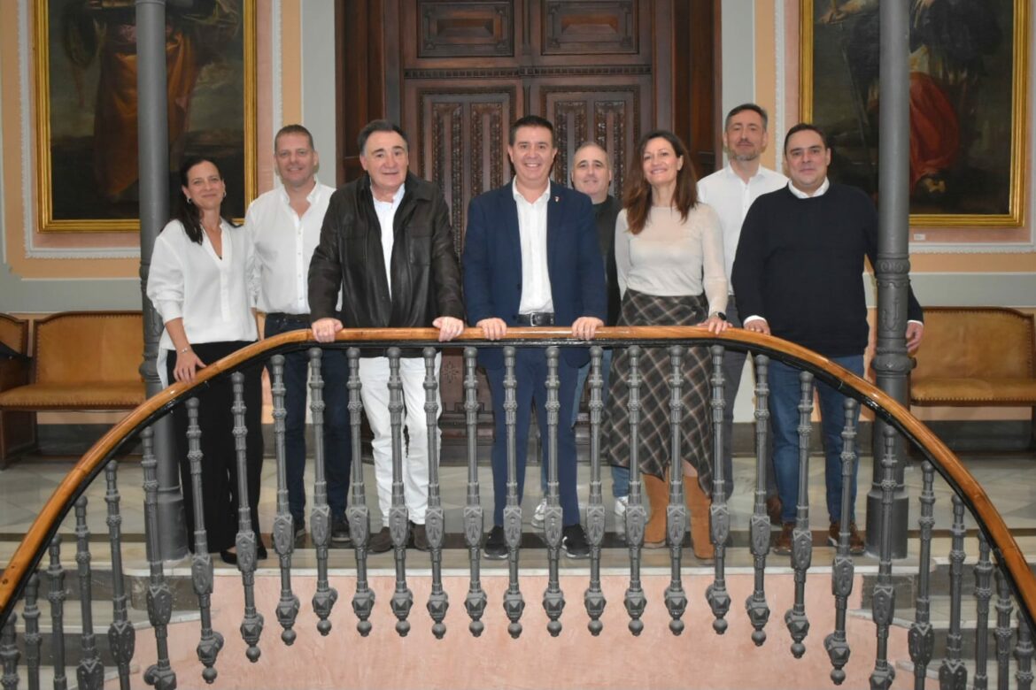 <strong>Cabañero recibe a la Junta Directiva de la Asociación Hostelería de Albacete Unida y le traslada el compromiso de la Diputación con el sector</strong>