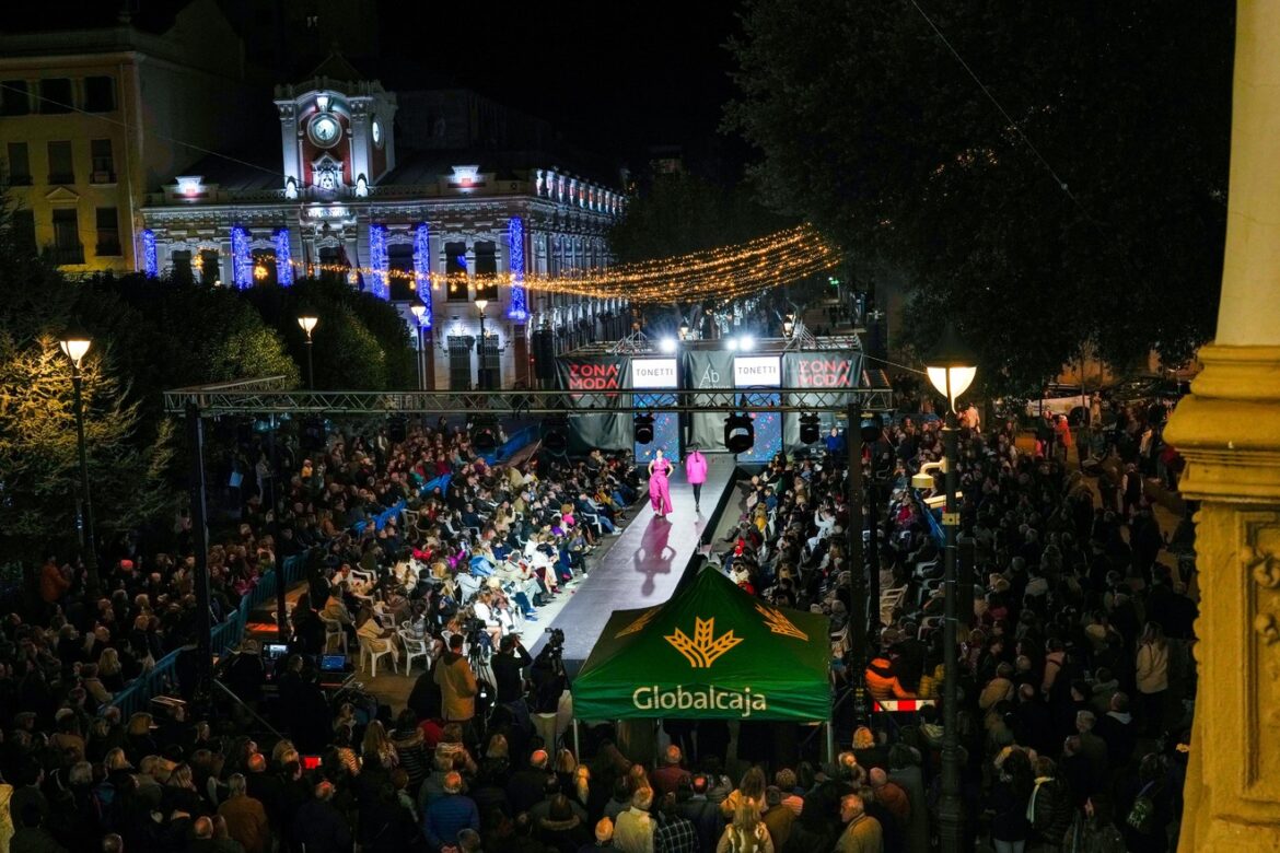 <strong>Globalcaja apoya al comercio local en el desfile ‘Zona de Moda’ y premia al público con tarjetas regalo</strong>