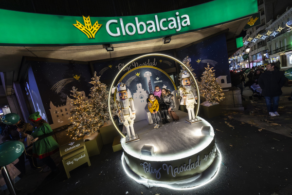 Globalcaja invita a crear un recuerdo de<br>esta Navidad 2025 con su photocall de Bola de Nieve