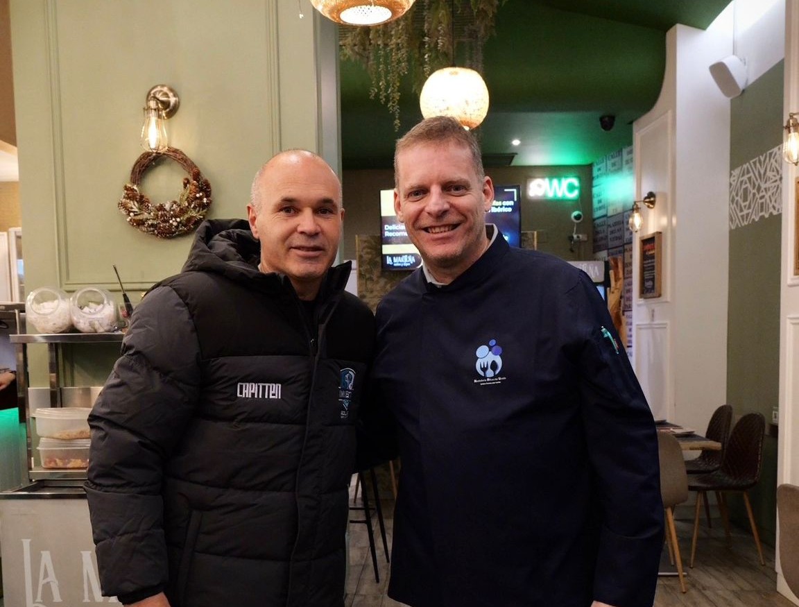 Andrés Iniesta sorprende con su visita al restaurante La Marteña en Albacete Andrés Iniesta sorprende con su visita al restaurante La Marteña en Albacete