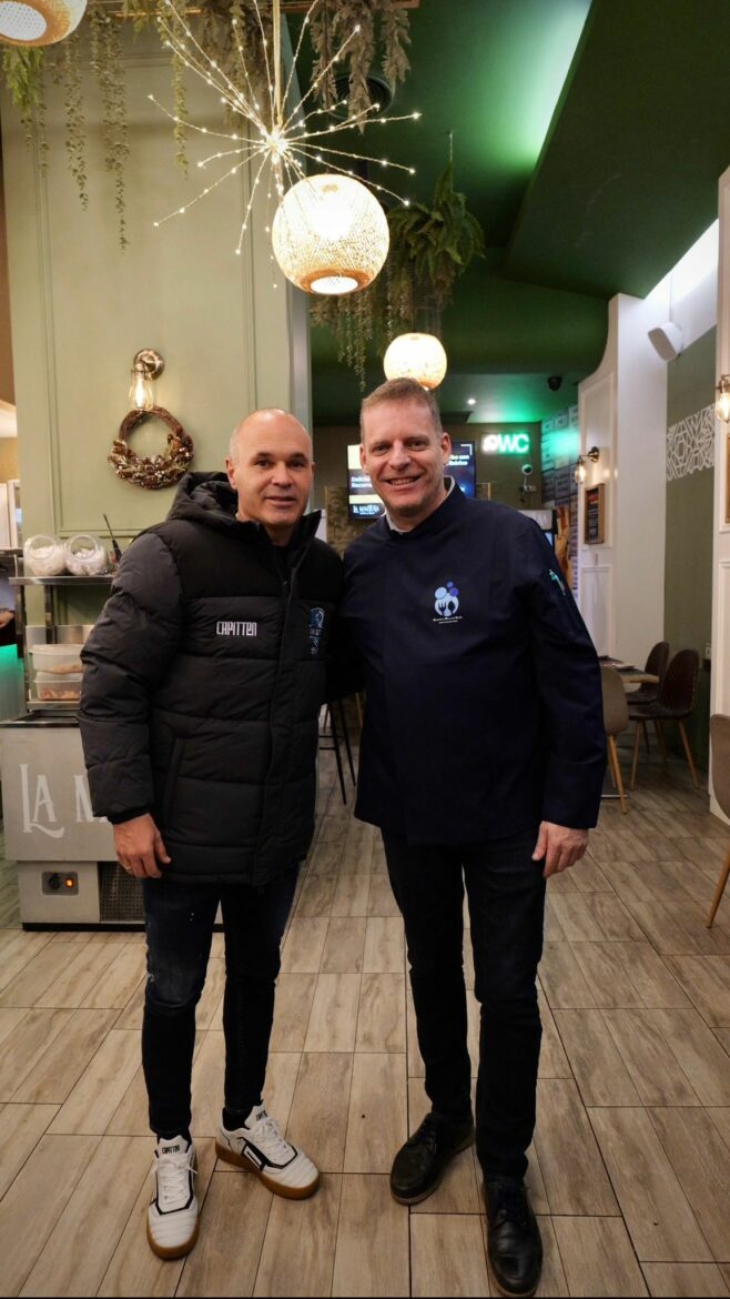 Andrés Iniesta sorprende con su visita al restaurante La Marteña en Albacete