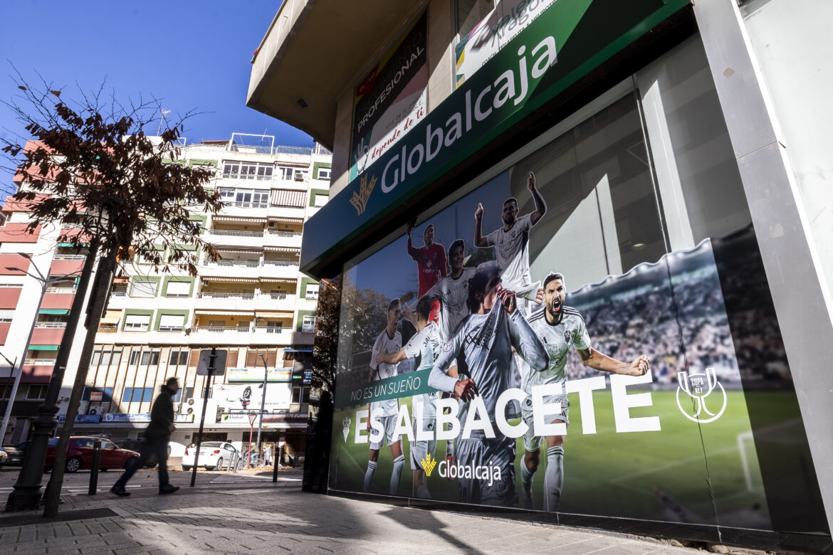 Globalcaja sortea 2 entradas dobles para el partido Albacete-Barcelona FC y premia con la camiseta del Alba a sus nuevos clientes