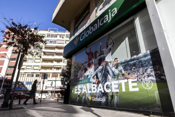 Globalcaja sortea 2 entradas dobles para el partido Albacete-Barcelona FC y premia con la camiseta del Alba a sus nuevos clientes