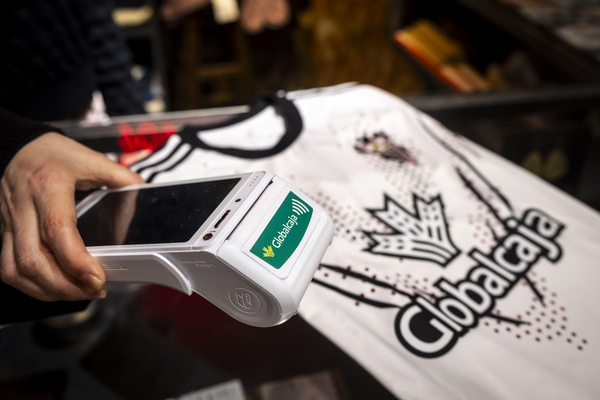 Globalcaja impulsa la ilusión copera del Alba sorteando entre quienes<br>hagan compras con sus tarjetas una entrada doble para el FC<br>Barcelona Globalcaja impulsa la ilusión copera del Alba sorteando entre quienes<br>hagan compras con sus tarjetas una entrada doble para el FC<br>Barcelona