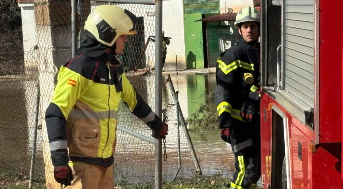 Los bomberos de la Diputación de Albacete actúan en El Jardín ante el desbordamiento del río