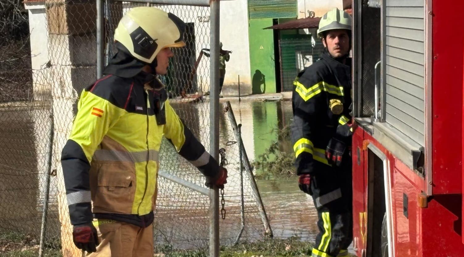 Los bomberos de la Diputación de Albacete actúan en El Jardín ante el desbordamiento del río