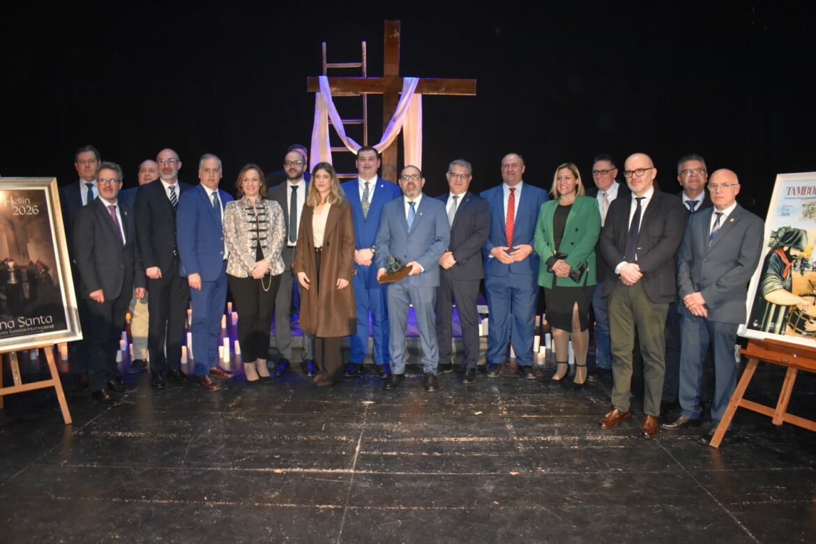 Fran Valera, junto a Francisco García, participa en la presentación de los carteles de la Semana Santa y la Tamborada de Hellín, una tradición que trasciende fronteras con el respaldo de la Diputación