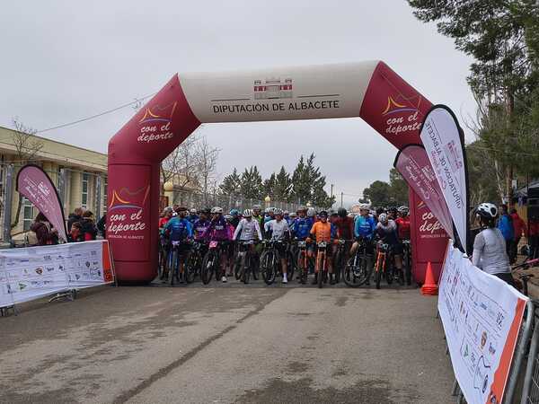 Almudena Jiménez refrenda en Tobarra<br>su dominio en el Circuito de BTT