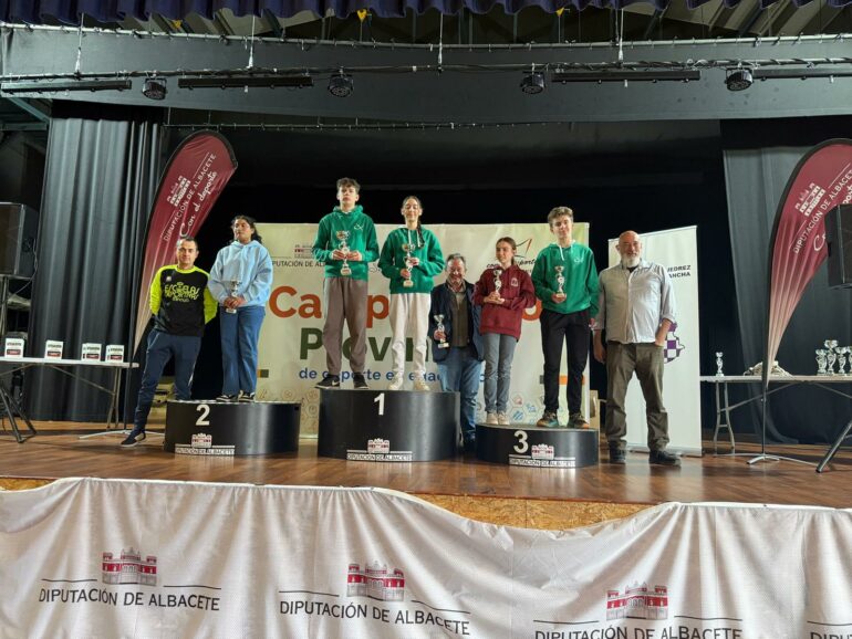 Los escolares disfrutan con las pruebas de ajedrez y atletismo