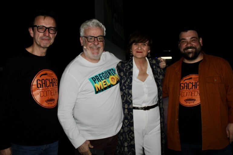 <strong><a>Elena Serrallé entrega al mítico humorista Millán Salcedo una navaja artesana, símbolo de Albacete, como recuerdo de su paso por nuestra ciudad y agradece su contribución a la comedia</a></strong>