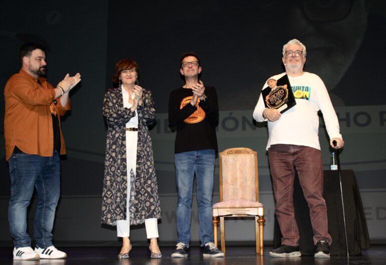 <strong><a>Elena Serrallé entrega al mítico humorista Millán Salcedo una navaja artesana, símbolo de Albacete, como recuerdo de su paso por nuestra ciudad y agradece su contribución a la comedia</a></strong>