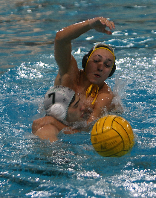 TROPIEZO DEL W. ALBACETE EN TIERRAS MAÑAS ANTE UN GRAN OLIVAR