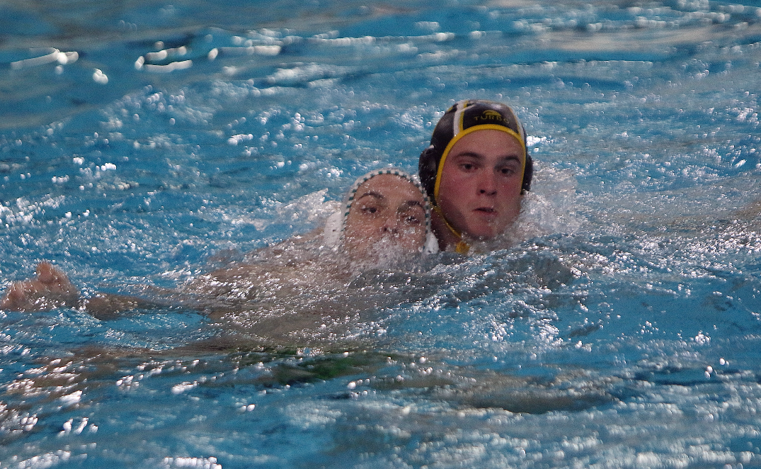 TROPIEZO DEL W. ALBACETE EN TIERRAS MAÑAS ANTE UN GRAN OLIVAR