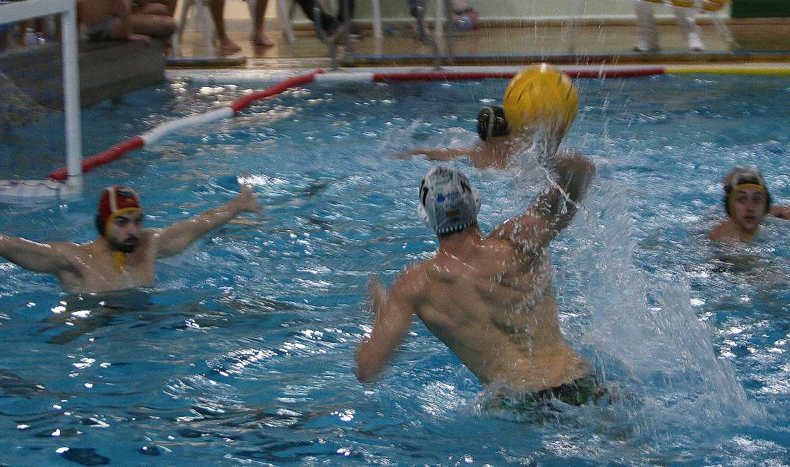 TROPIEZO DEL W. ALBACETE EN TIERRAS MAÑAS ANTE UN GRAN OLIVAR