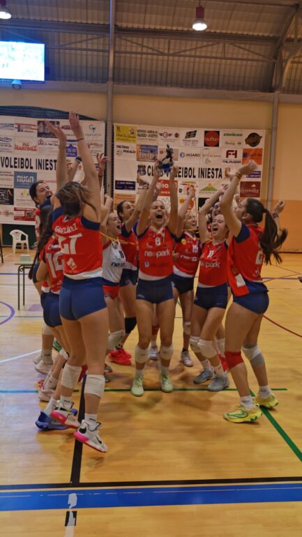 El equipo Juvenil del CLUB VOLEIBOL ALBACETE ha logrado vencer en la FINAL FOUR, consiguiendo el CAMPEONATO REGIONAL JUVENIL
