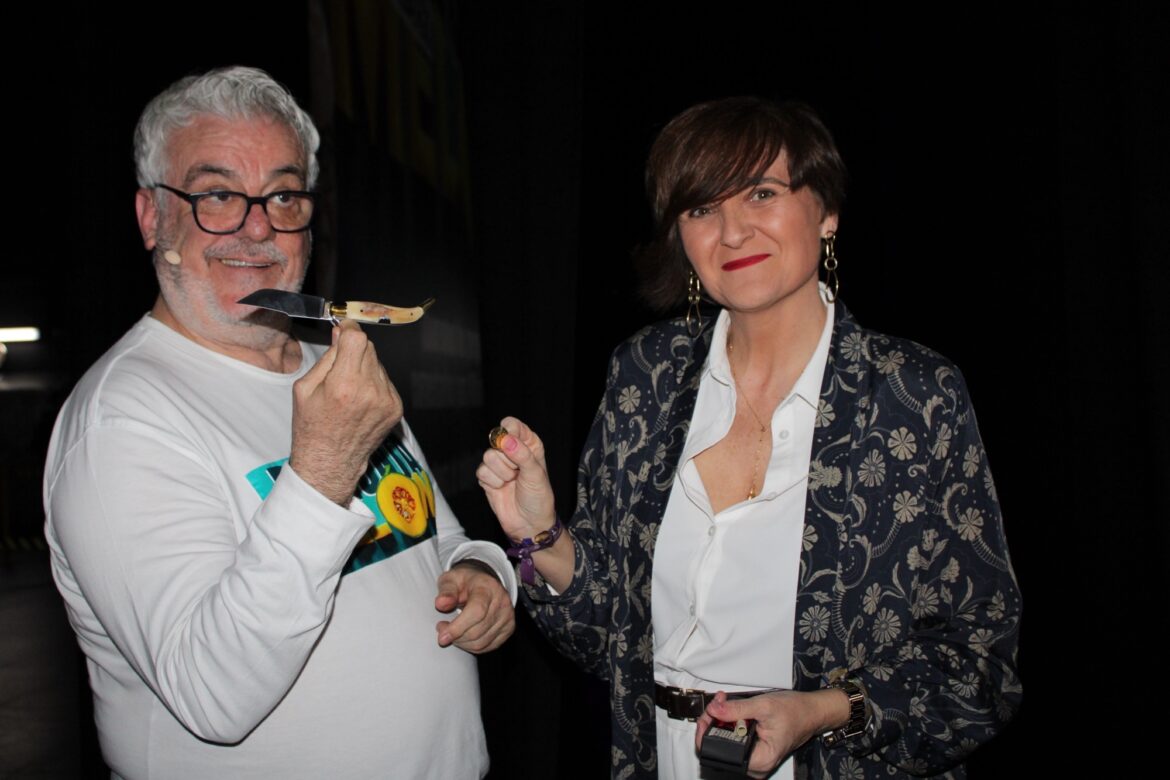 <strong><a>Elena Serrallé entrega al mítico humorista Millán Salcedo una navaja artesana, símbolo de Albacete, como recuerdo de su paso por nuestra ciudad y agradece su contribución a la comedia</a></strong> <strong><a>Elena Serrallé entrega al mítico humorista Millán Salcedo una navaja artesana, símbolo de Albacete, como recuerdo de su paso por nuestra ciudad y agradece su contribución a la comedia</a></strong>