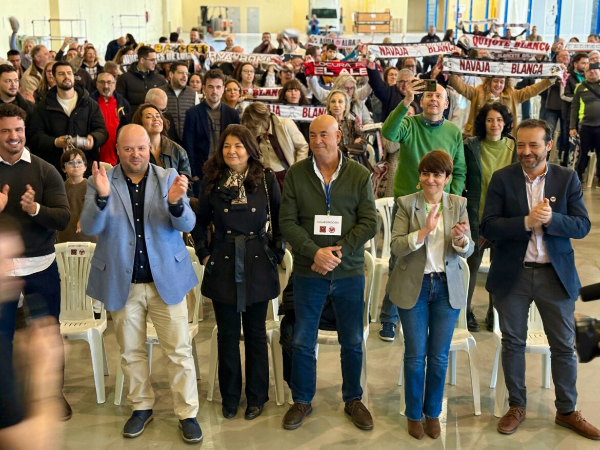 La Diputación de Albacete apoya la presentación del nuevo autobús de la Federación de Peñas del Alba en el cierre de su 30 aniversario
