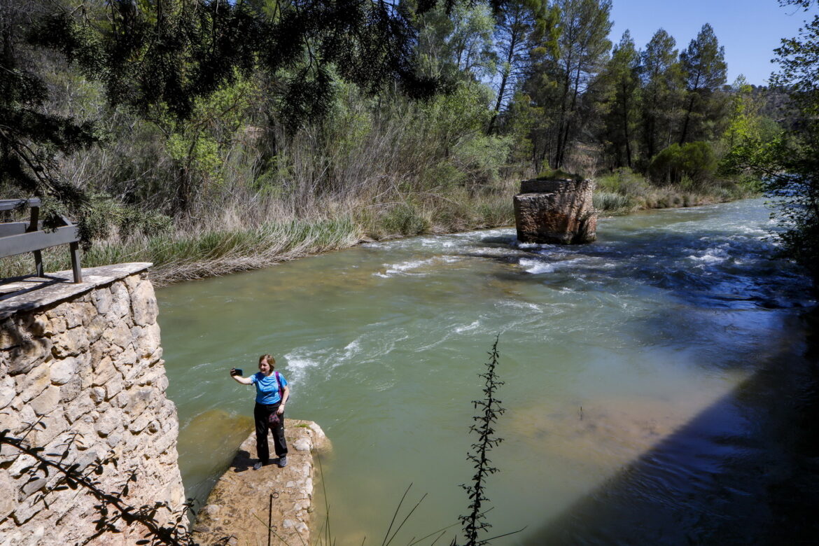 El sol primaveral, protagonista de las Rutas de Senderismo de la Diputación de Albacete, en Casas Ibáñez y Socovos