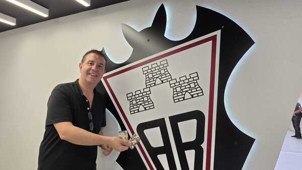 <strong>Cabañero renueva su abono del Alba: "Ojalá esta temporada celebremos el ascenso a 1ª División"</strong> <strong>Cabañero renueva su abono del Alba: "Ojalá esta temporada celebremos el ascenso a 1ª División"</strong>