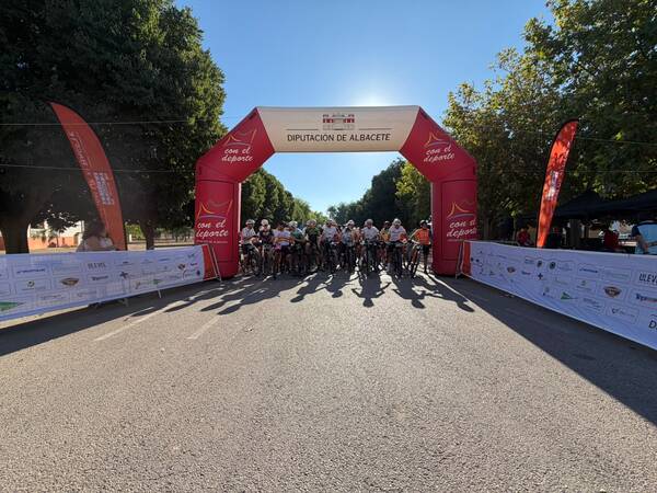 Juan González y Gemma García ganan<br>la ‘Ironmanchuela’ de Casas Ibáñez Juan González y Gemma García ganan<br>la ‘Ironmanchuela’ de Casas Ibáñez