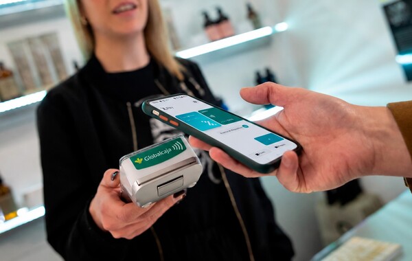 Globalcaja incorpora Bizum Pay y permite<br>a sus clientes pagar en comercios directamente desde su cuenta Globalcaja incorpora Bizum Pay y permite<br>a sus clientes pagar en comercios directamente desde su cuenta