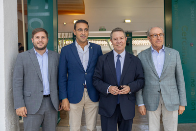 Globalcaja recibe al presidente de Castilla-<br>La Mancha, Emiliano García-Page, en su stand de la Feria de Albacete Globalcaja recibe al presidente de Castilla-<br>La Mancha, Emiliano García-Page, en su stand de la Feria de Albacete