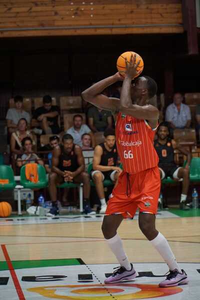 El Bueno Arenas Albacete Basket encuentra su ritmo tras el descanso y supera al Combinado Americano (92-70) El Bueno Arenas Albacete Basket encuentra su ritmo tras el descanso y supera al Combinado Americano (92-70)