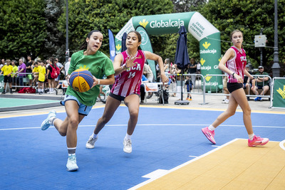 Más de 200 jóvenes disfrutan del<br>baloncesto en la Feria de Albacete con el Circuito 3x3 Globalcaja Más de 200 jóvenes disfrutan del<br>baloncesto en la Feria de Albacete con el Circuito 3x3 Globalcaja