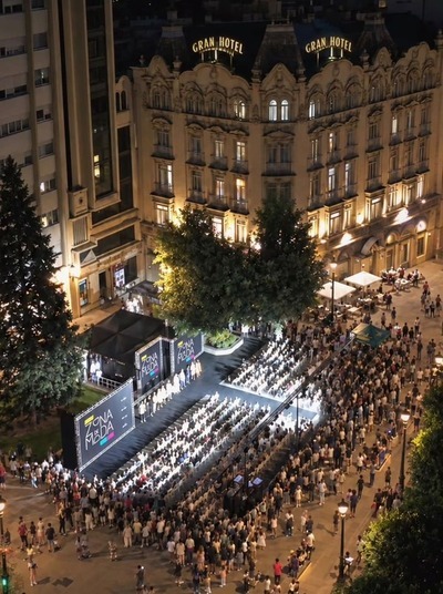 LA QUINTA EDICIÓN DE ‘ZONA DE MODA’ LLENA EL ALTOZANO CON UNA PASARELA DE RÉCORD Y MÁS DE 100 PROPUESTAS DEL COMERCIO LOCAL